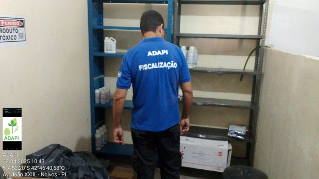 Coordenador vistoriando depósito